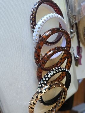 Crystal-Embellished Leopard Print Resin Bangle - Brown & White